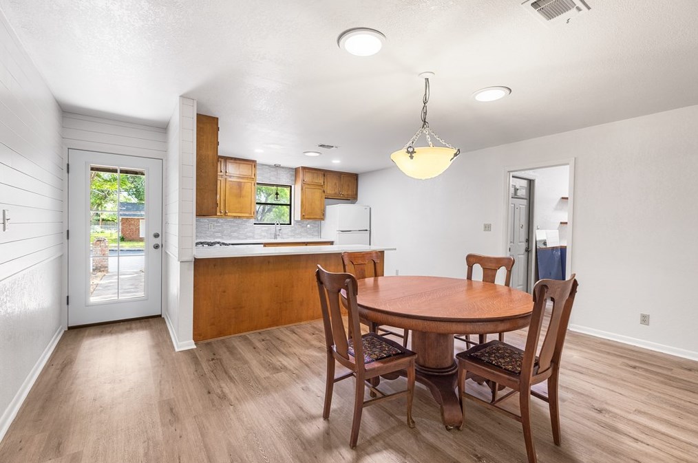 211 Crestwood Dr, Fredericksburg, TX 78624