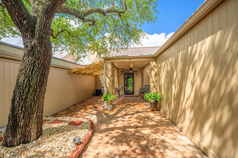 519 Fairway Dr, Kerrville, TX 78028-6405
