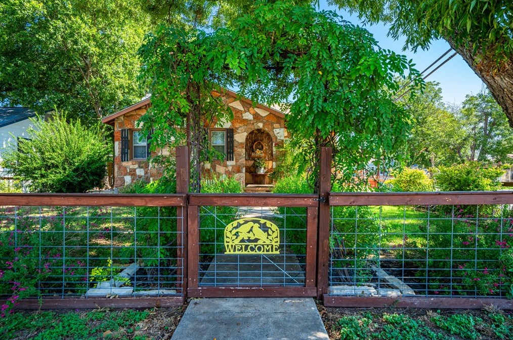 400 Elm St, Kerrville, TX 78028-4218