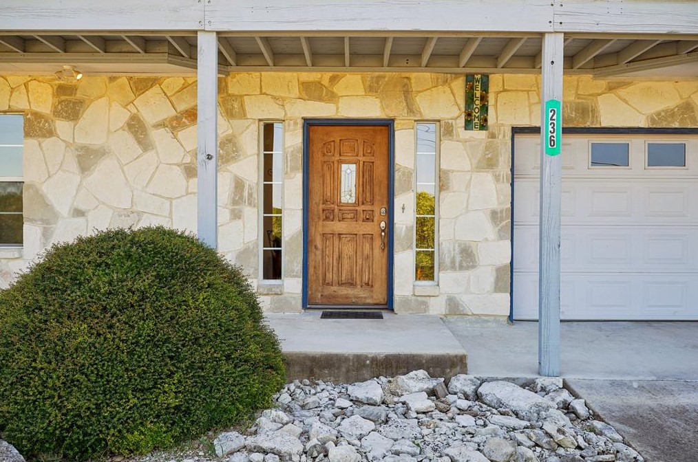 236 Hills Dr, Kerrville, TX 78028-8106
