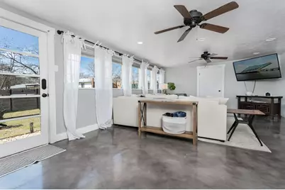 333 W Burbank St, Fredericksburg, TX 78624 - Photo 2