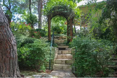 105 E Creek St, Fredericksburg, TX 78624 - Photo 8