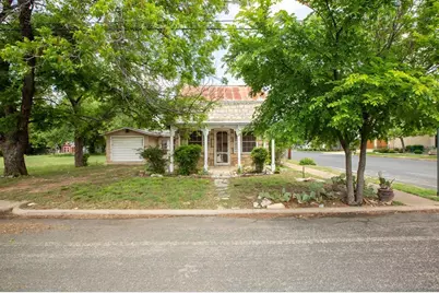 602 W Austin St, Fredericksburg, TX 78624 - Photo 2