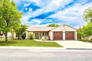 605 Persimmon Ct, Fredericksburg, TX 78624 - Photo 2