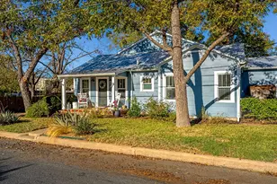 206 W Burbank St, Fredericksburg, TX 78624 - Photo 4