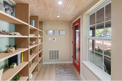 305 N Elk St, Fredericksburg, TX 78624 - Photo 4