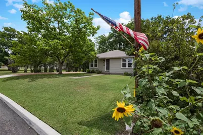 305 S Bowie, Fredericksburg, TX 78624 - Photo 2