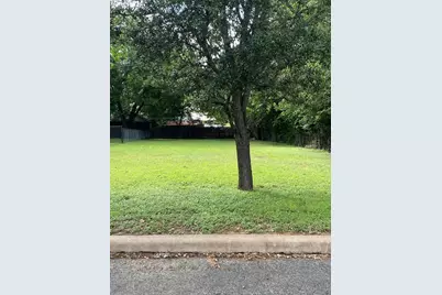 414 Plum St, Fredericksburg, TX 78624 - Photo 2