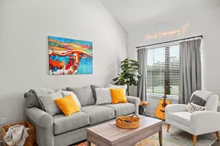 930 S Eagle St, Fredericksburg, TX 78624 - Photo 4