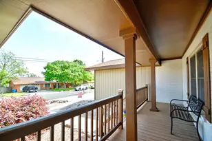 708 Mockingbird Ln, Kerrville, TX 78028 - Photo 4