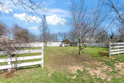 404 Fulton St, Fredericksburg, TX 78624 - Photo 4