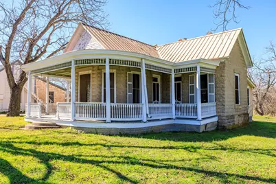 402 S Adams St, Fredericksburg, TX 78624 - Photo 2