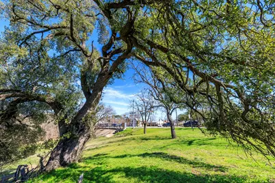 402 S Adams St, Fredericksburg, TX 78624 - Photo 10