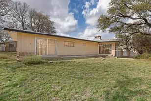 105 Hale St, Fredericksburg, TX 78624 - Photo 2
