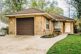 203 S Creek St, Fredericksburg, TX 78624 - Photo 2