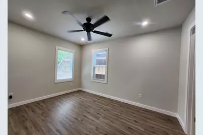 804 N Orange St, Fredericksburg, TX 78624 - Photo 4