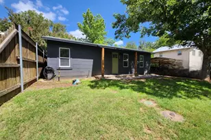 804 N Orange St, Fredericksburg, TX 78624 - Photo 2