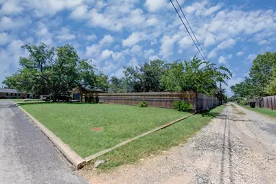 302 Frederick Rd, Fredericksburg, TX 78624 - Photo 8