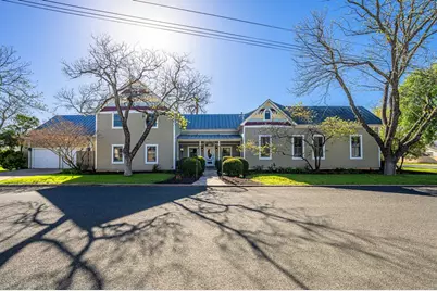 308 E Travis St, Fredericksburg, TX 78624 - Photo 2