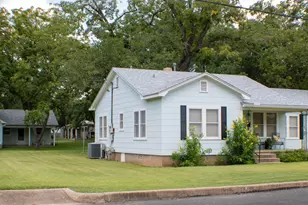 304 S Crockett St, Fredericksburg, TX 78624 - Photo 2