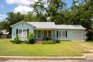 304 S Crockett St, Fredericksburg, TX 78624 - Photo 4