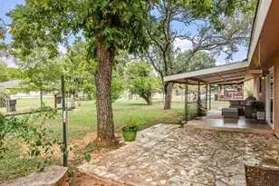 604 N Bowie, Fredericksburg, TX 78624 - Photo 4