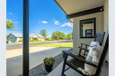 907 W Travis St, Fredericksburg, TX 78624 - Photo 4