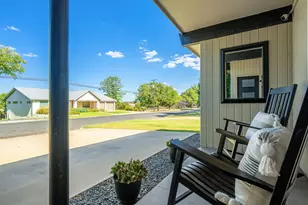 907 W Travis St, Fredericksburg, TX 78624 - Photo 4