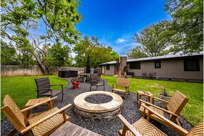 904 N Orange St, Fredericksburg, TX 78624 - Photo 6