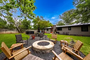 904 N Orange St, Fredericksburg, TX 78624 - Photo 2