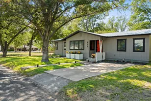 904 N Orange St, Fredericksburg, TX 78624 - Photo 4