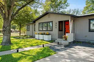 904 N Orange St, Fredericksburg, TX 78624 - Photo 2