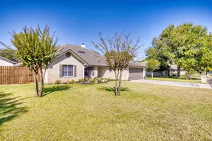 205 Edgewood Dr, Fredericksburg, TX 78624 - Photo 2