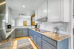 205 Edgewood Dr, Fredericksburg, TX 78624 - Photo 6
