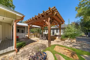 105 E Centre St, Fredericksburg, TX 78624 - Photo 50