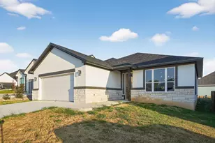 1604 Redwood Ct, Fredericksburg, TX 78624 - Photo 2