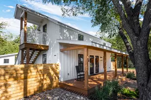 212 W Peach St, Fredericksburg, TX 78624 - Photo 4