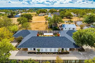 907 Hill St, Fredericksburg, TX 78624 - Photo 2