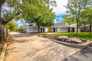 907 Hill St, Fredericksburg, TX 78624 - Photo 16