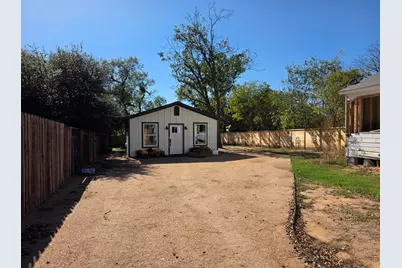 421 E Orchard St, Fredericksburg, TX 78624 - Photo 2