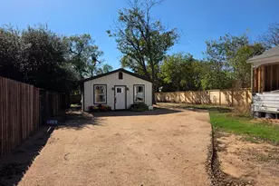 421 E Orchard St, Fredericksburg, TX 78624 - Photo 2
