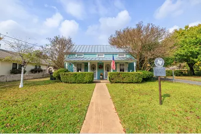 606 N Adams St, Fredericksburg, TX 78624 - Photo 2