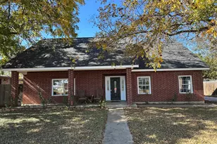 720 S Creek St, Fredericksburg, TX 78624 - Photo 4