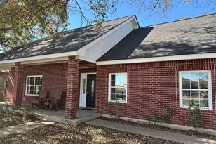 720 S Creek St, Fredericksburg, TX 78624 - Photo 2