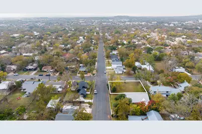 212 E Hackberry St, Fredericksburg, TX 78624 - Photo 4