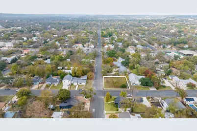 212 E Hackberry St, Fredericksburg, TX 78624 - Photo 6