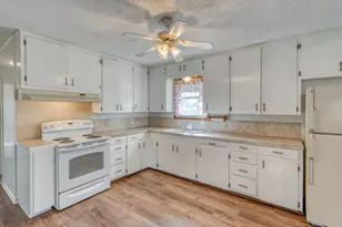 605 W Ash Dr, Johnson City, TX 78636 - Photo 8