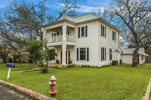 601 Bell St, Fredericksburg, TX 78624 - Photo 2