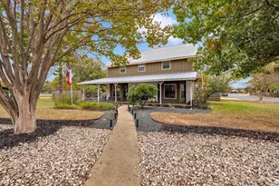 611 W Burbank St, Fredericksburg, TX 78624 - Photo 4