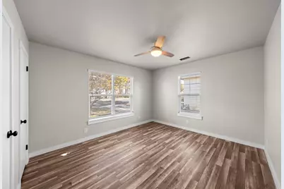 309 W College St, Fredericksburg, TX 78624 - Photo 12